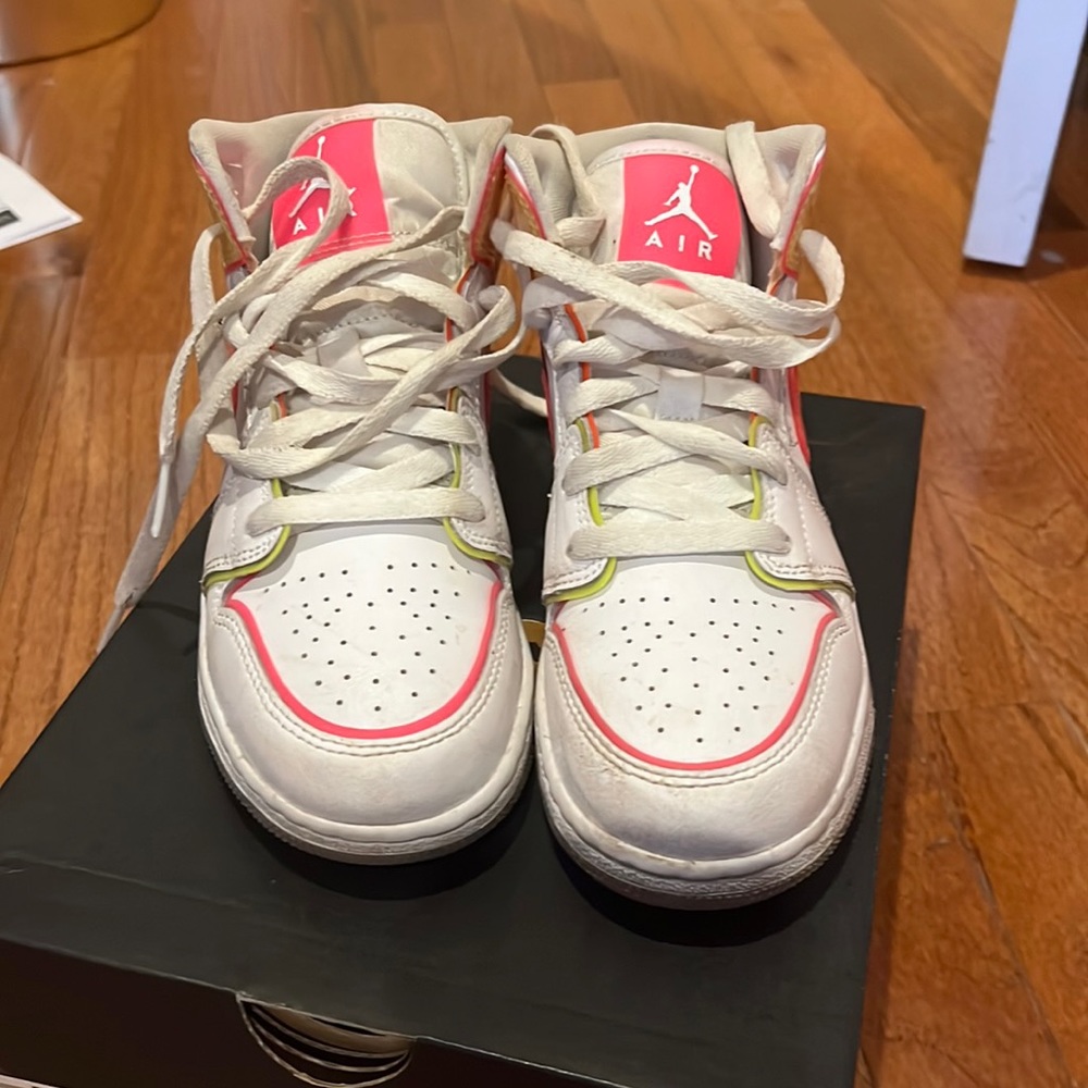 Air Jordan 1 MID WDGE GLOWS GS SIZE 3.5y